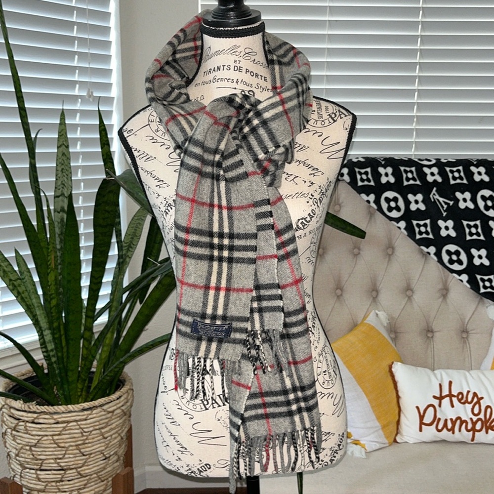 Authentic BURBERRYS Of London Unisex Vintage 100% Wool Gray Scarf